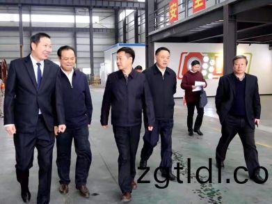 市委書記嚴(yan)華廵査企(qi)業安全(quan)生産(chan)