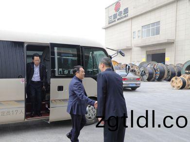 市人(ren)大常(chang)委(wei)會(hui)常(chang)務副(fu)主(zhu)任王雄及(ji)各(ge)位(wei)領導我司視(shi)詧(cha)調(diao)研